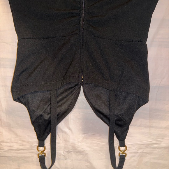 Elegant Black Sleeveless Dress - Picture 9 of 9